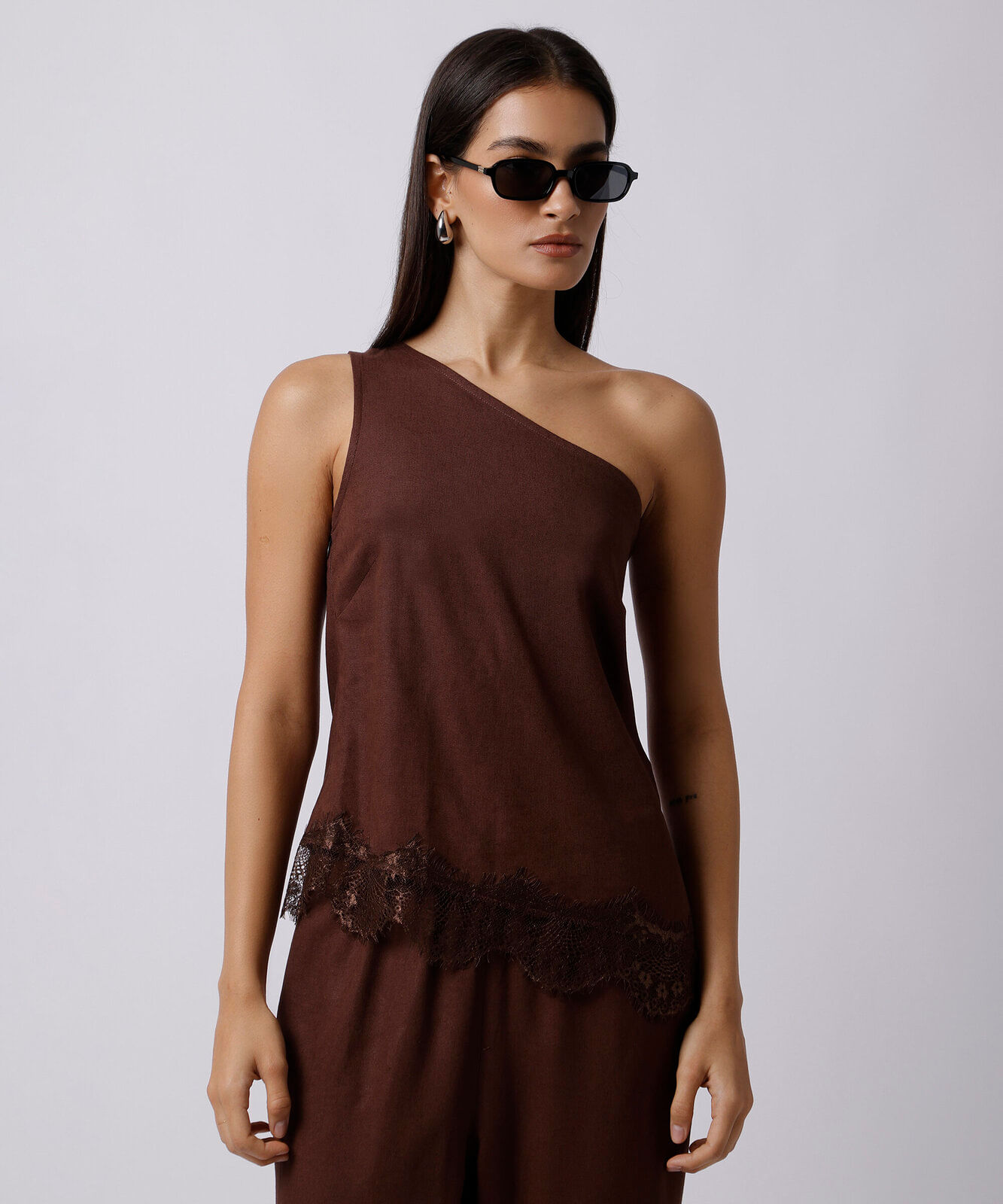 blusa ombro único feminina com linho e renda mindset marrom