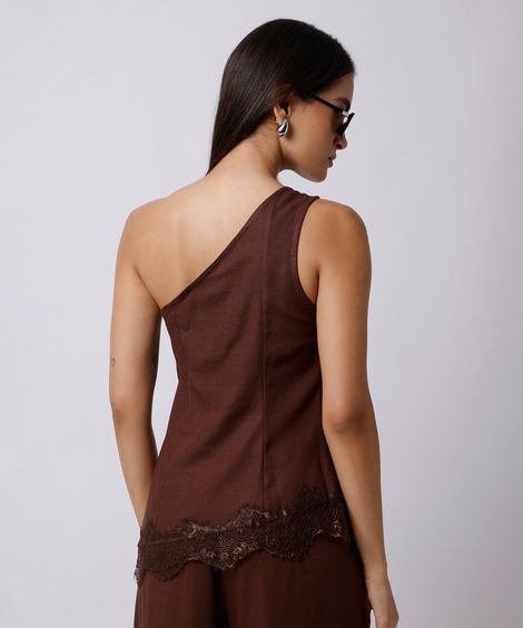blusa ombro único feminina com linho e renda mindset marrom