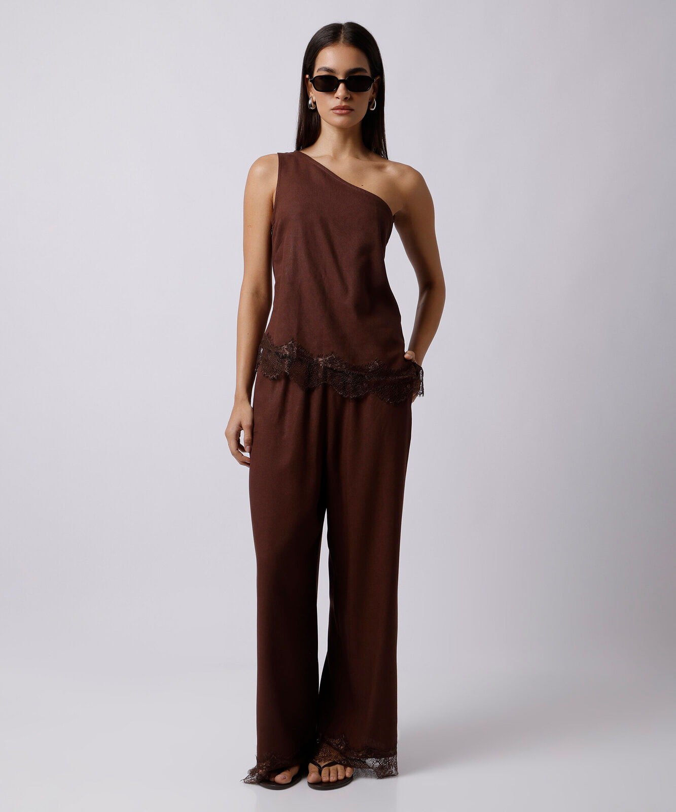 blusa ombro único feminina com linho e renda mindset marrom