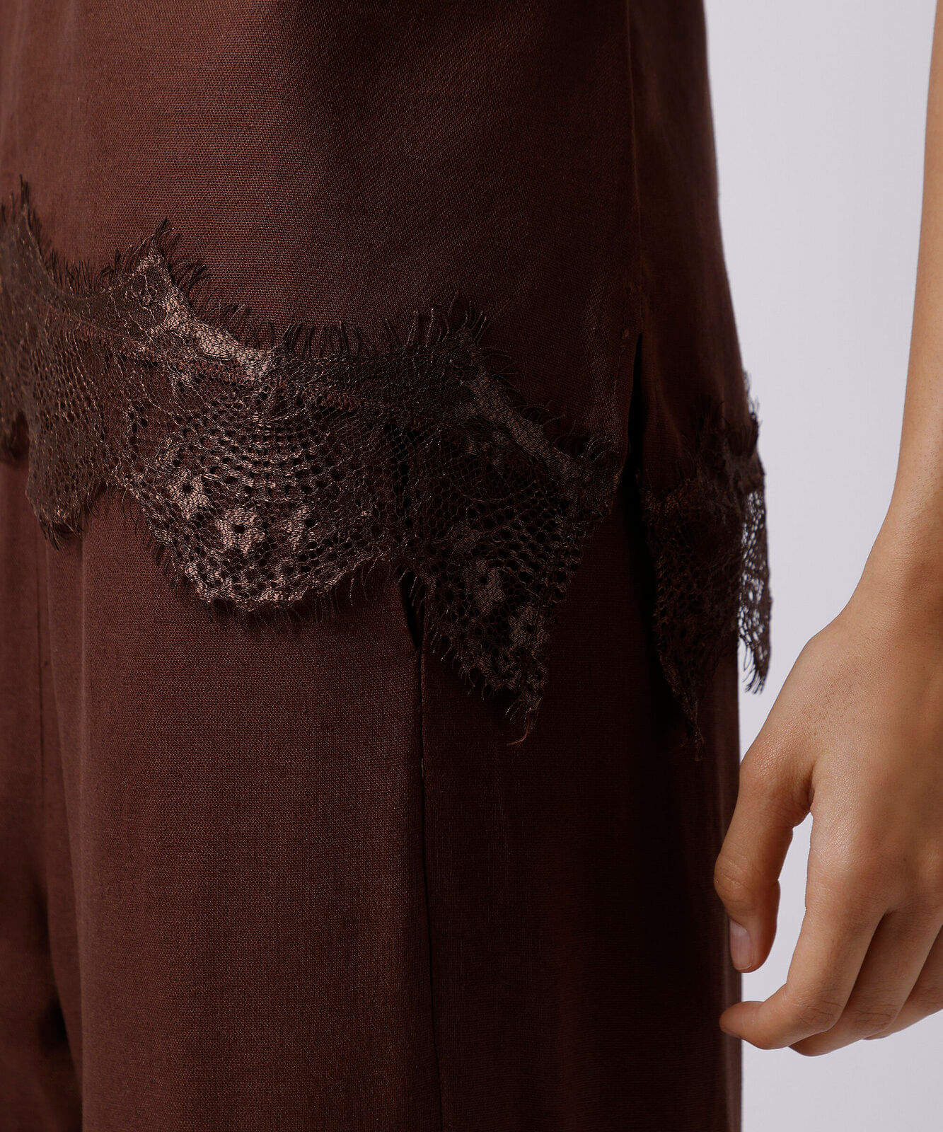 blusa ombro único feminina com linho e renda mindset marrom
