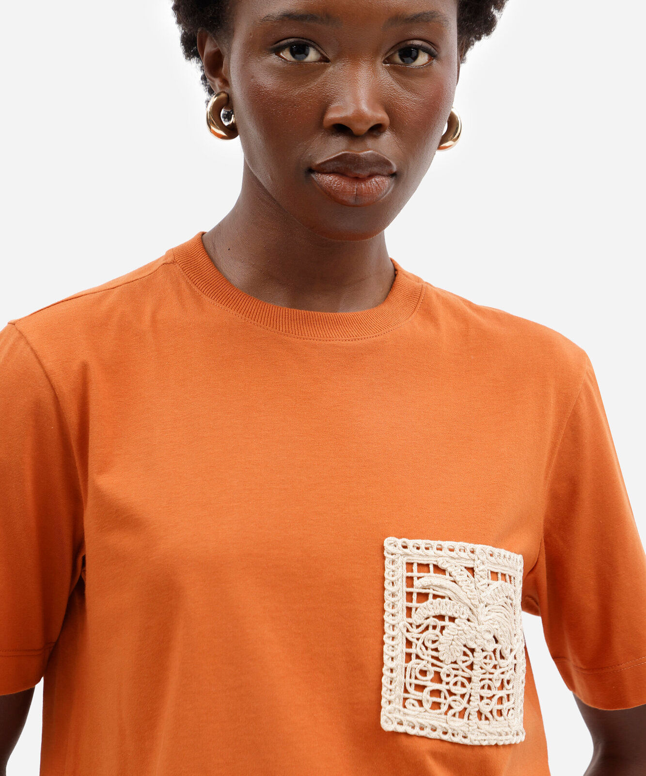 camiseta feminina de algodão manga curta com bordado laranja