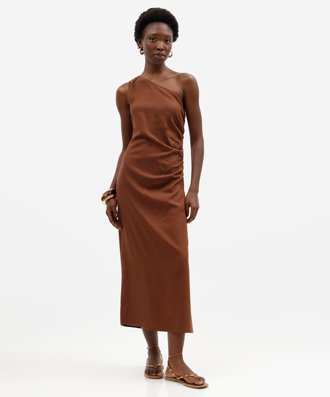 vestido midi feminino com linho ombro único franzido marrom