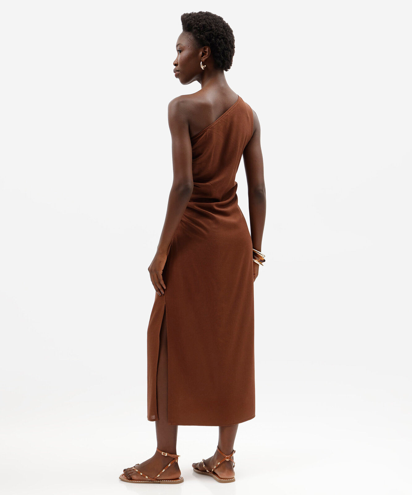 vestido midi feminino com linho ombro único franzido marrom
