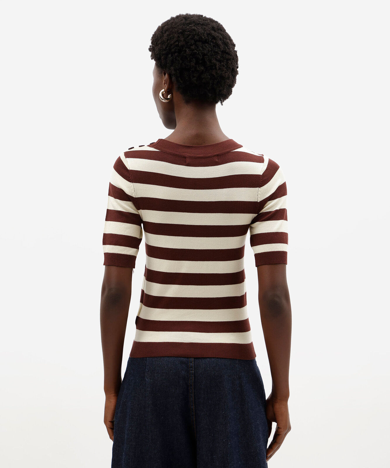 blusa feminina de tricot manga curta com botões listrada marrom