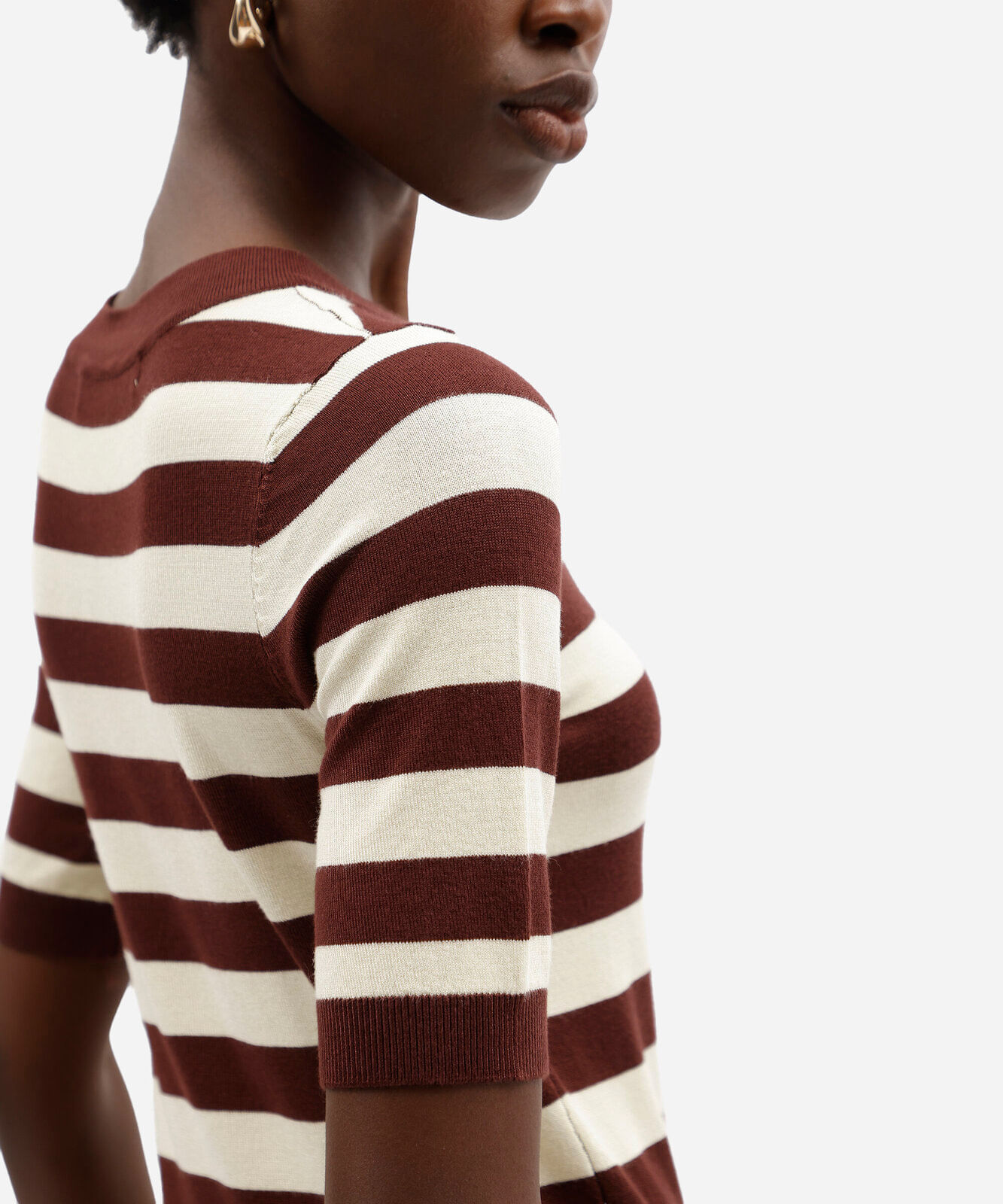 blusa feminina de tricot manga curta com botões listrada marrom