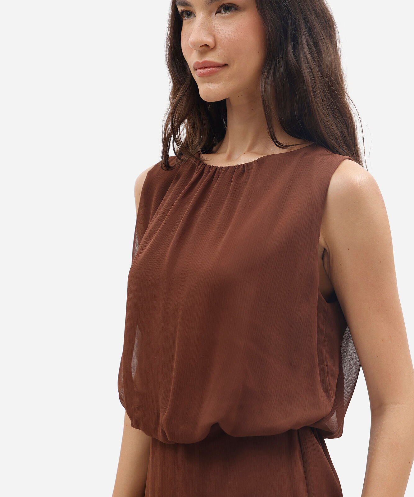 vestido curto feminino blusê decote redondo marrom