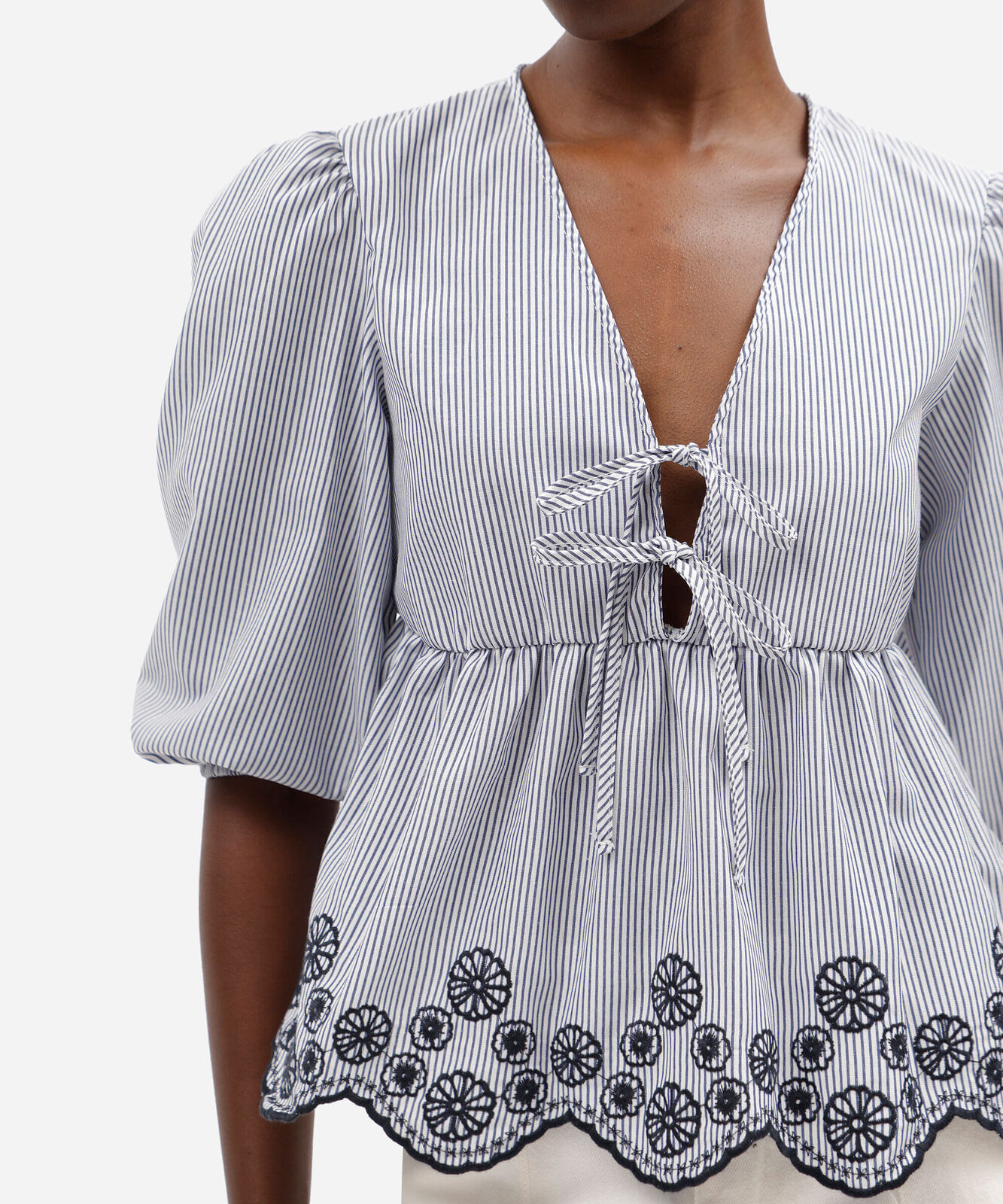 blusa feminina manga bufante bordada com amarração listrada off white