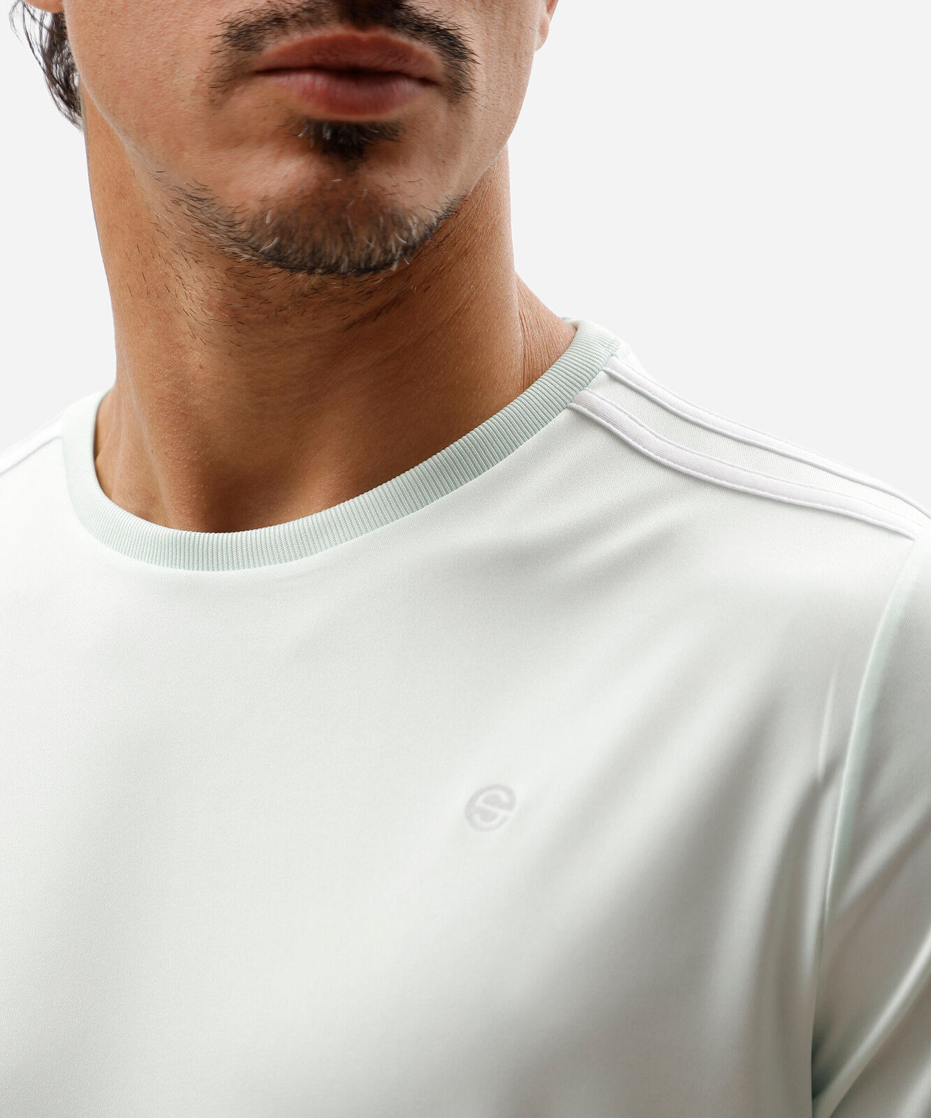 camiseta esportiva masculina com listras verde