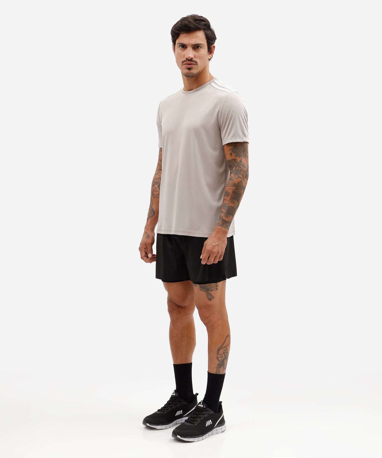 camiseta esportiva masculina com listras cinza