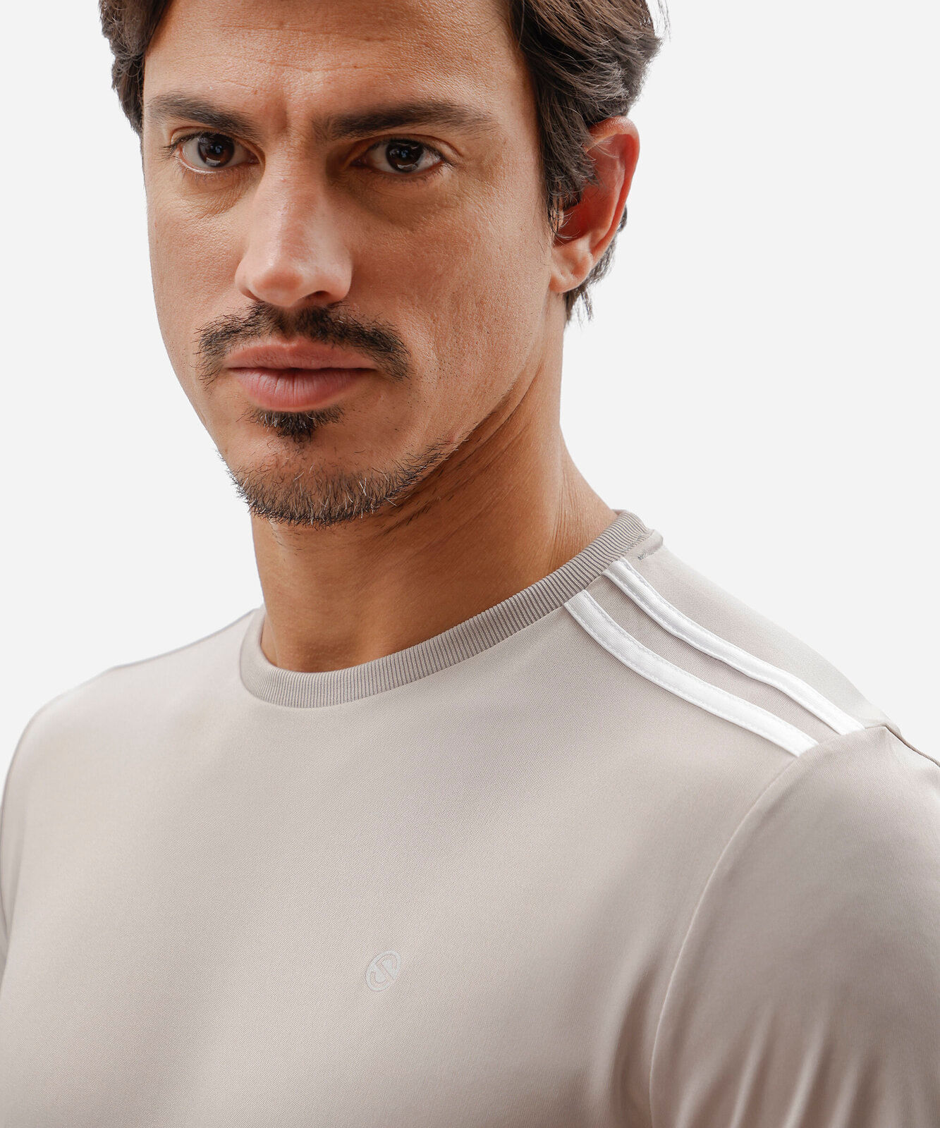 camiseta esportiva masculina com listras cinza