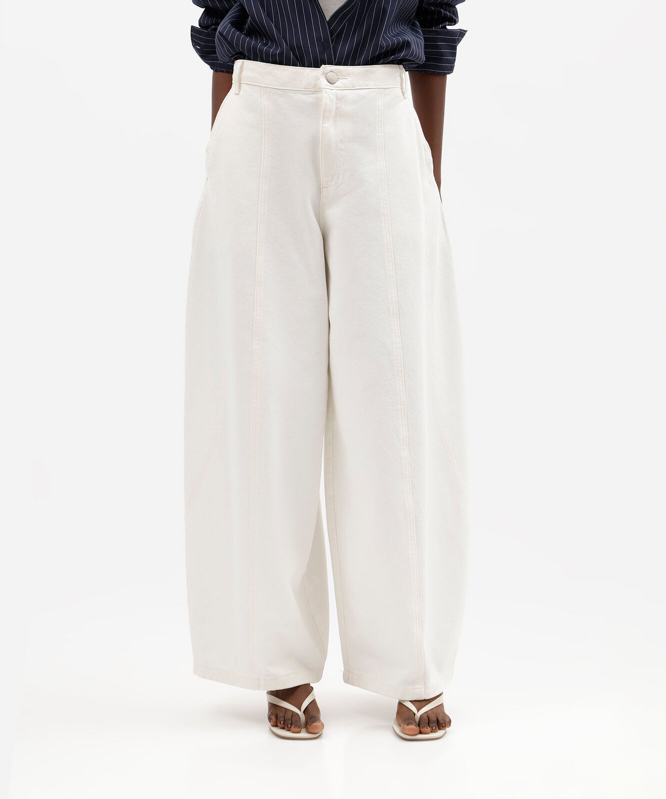 calça balloon feminina de sarja com recortes cintura média  off white