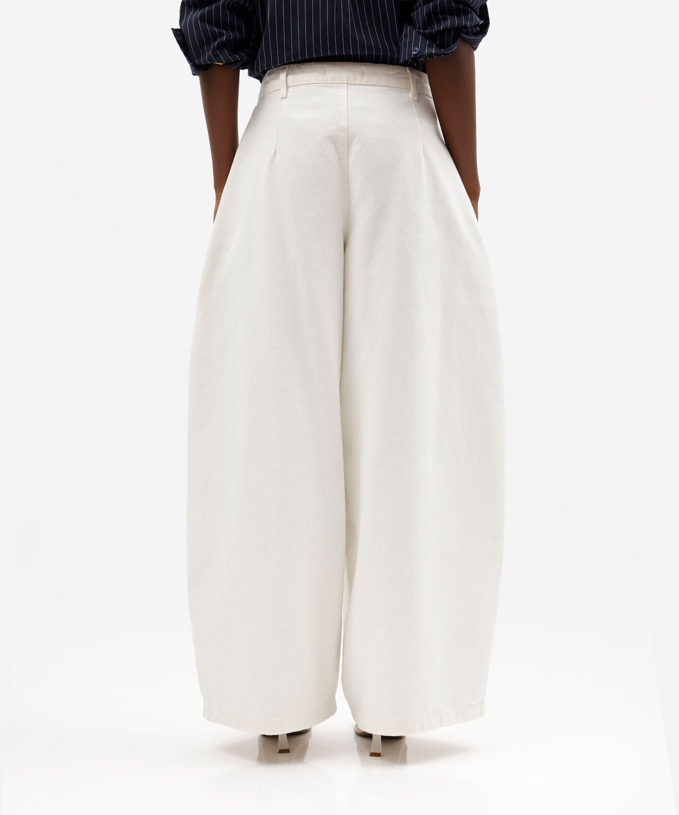 calça balloon feminina de sarja com recortes cintura média  off white