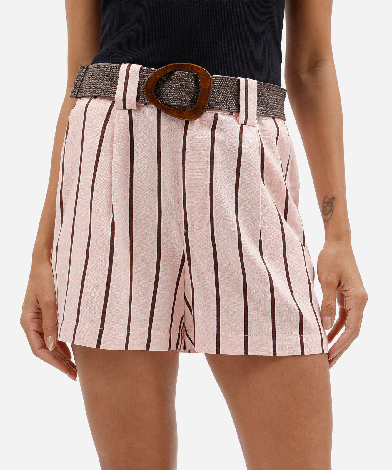 short feminino listrado com linho e cinto rosa
