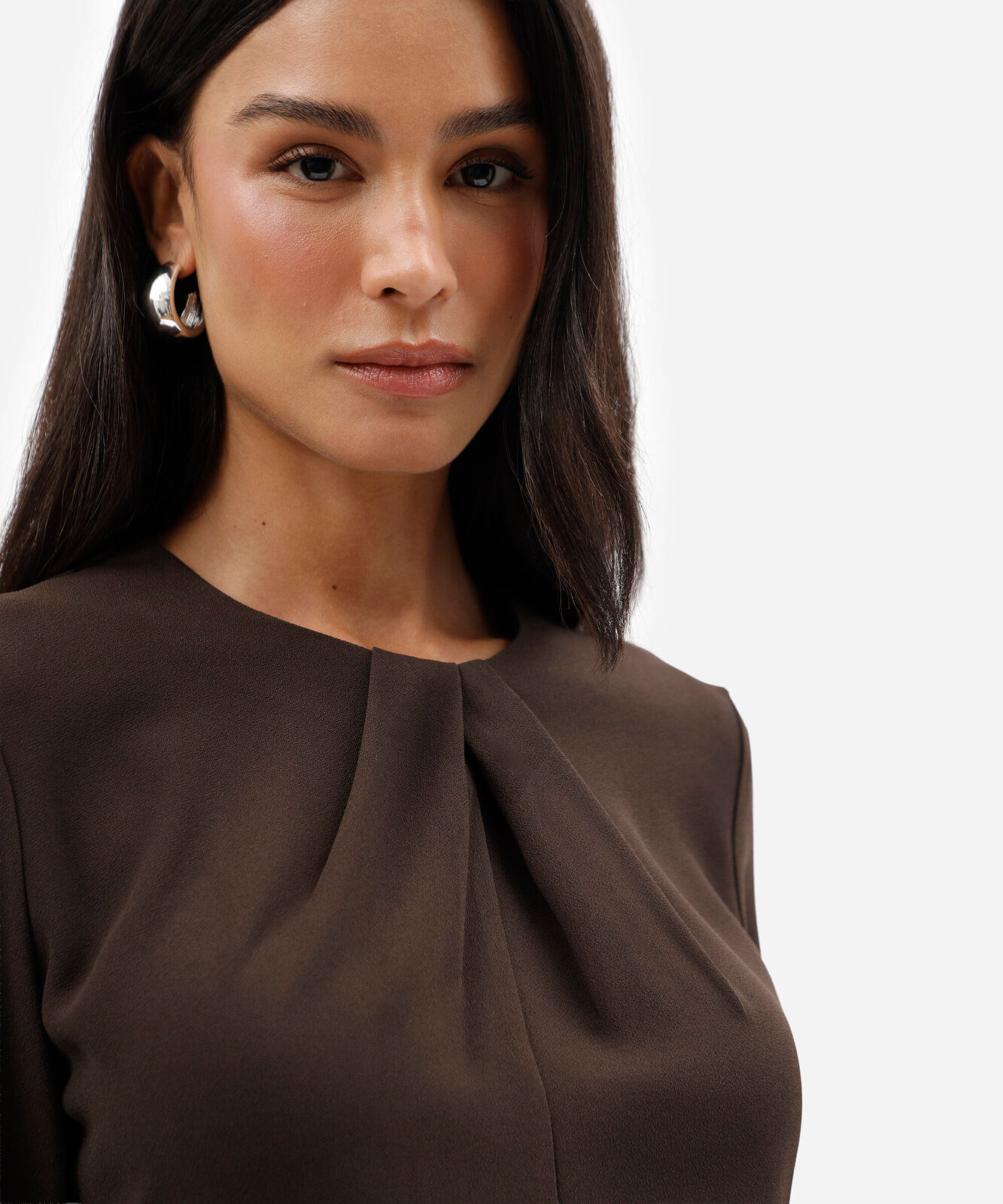 vestido curto feminino com pregas manga longa marrom