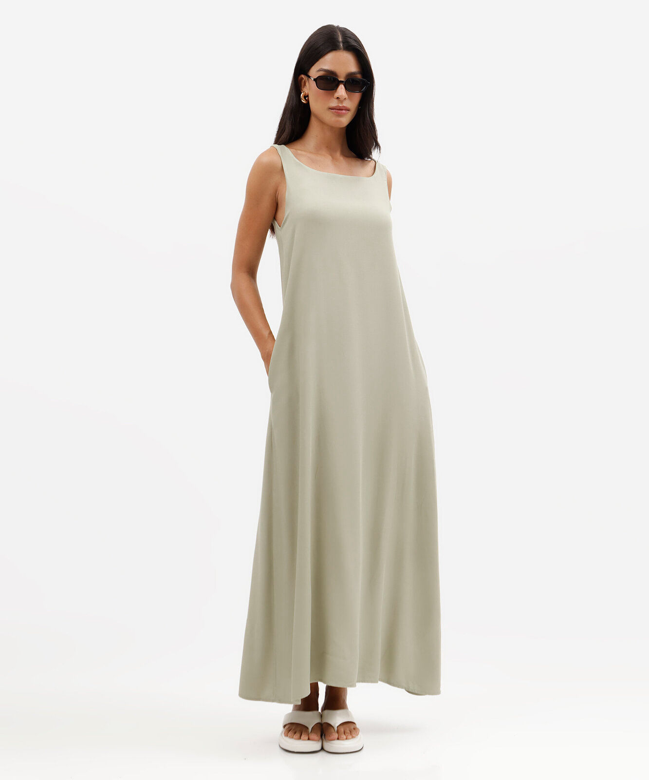 vestido longo feminino de viscose decote canoa com bolsos básico verde