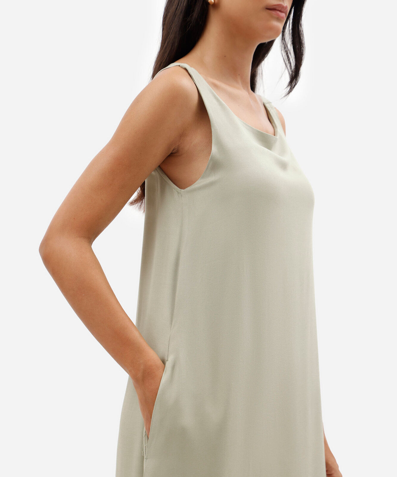 vestido longo feminino de viscose decote canoa com bolsos básico verde
