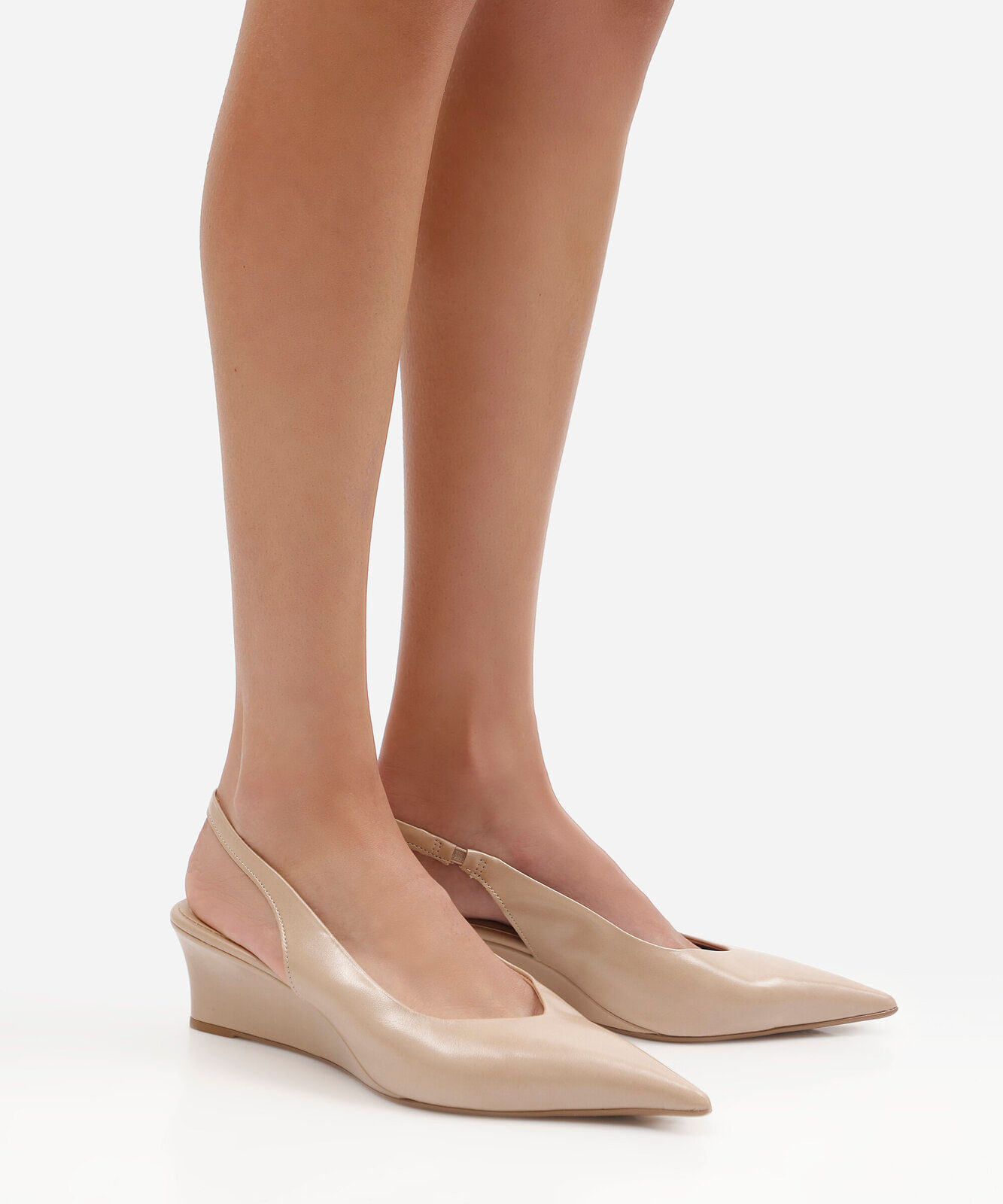 scarpin slingback anabela baixo bege
