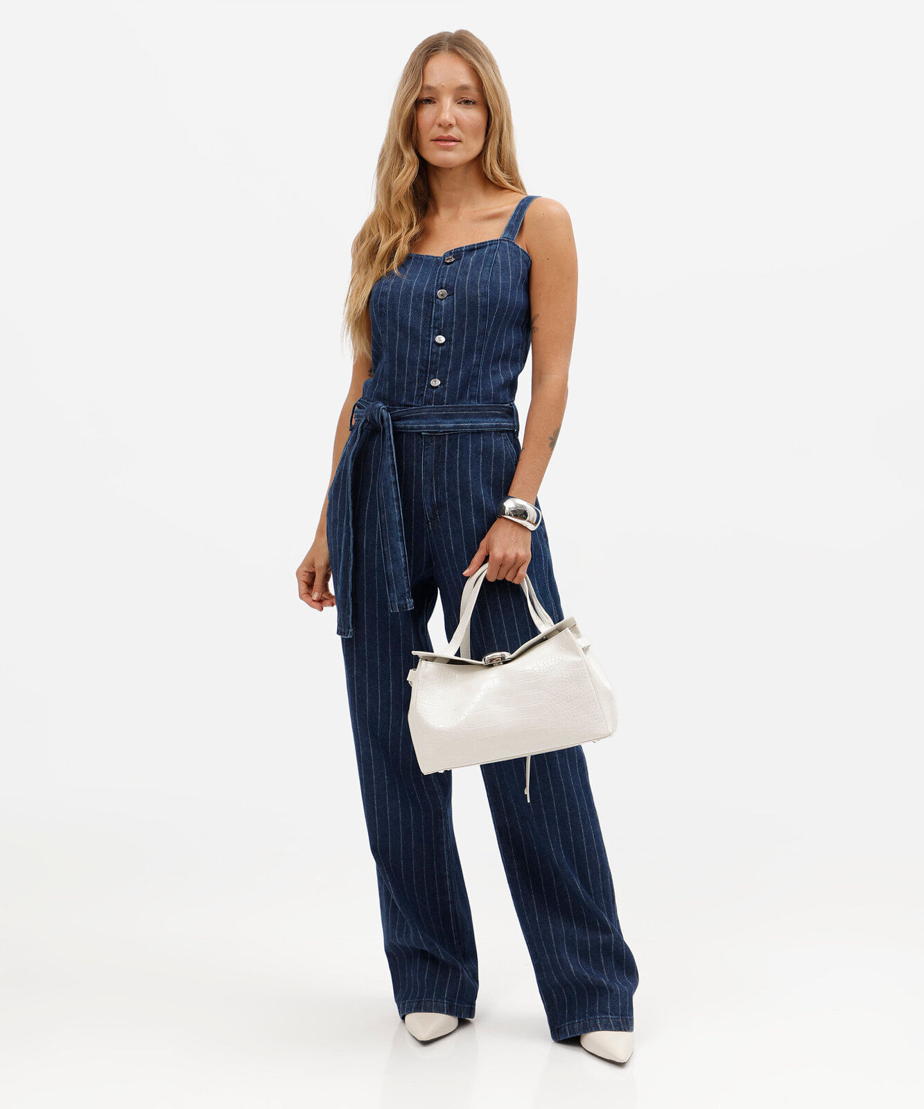 macacão feminino jeans risca de giz com faixa azul