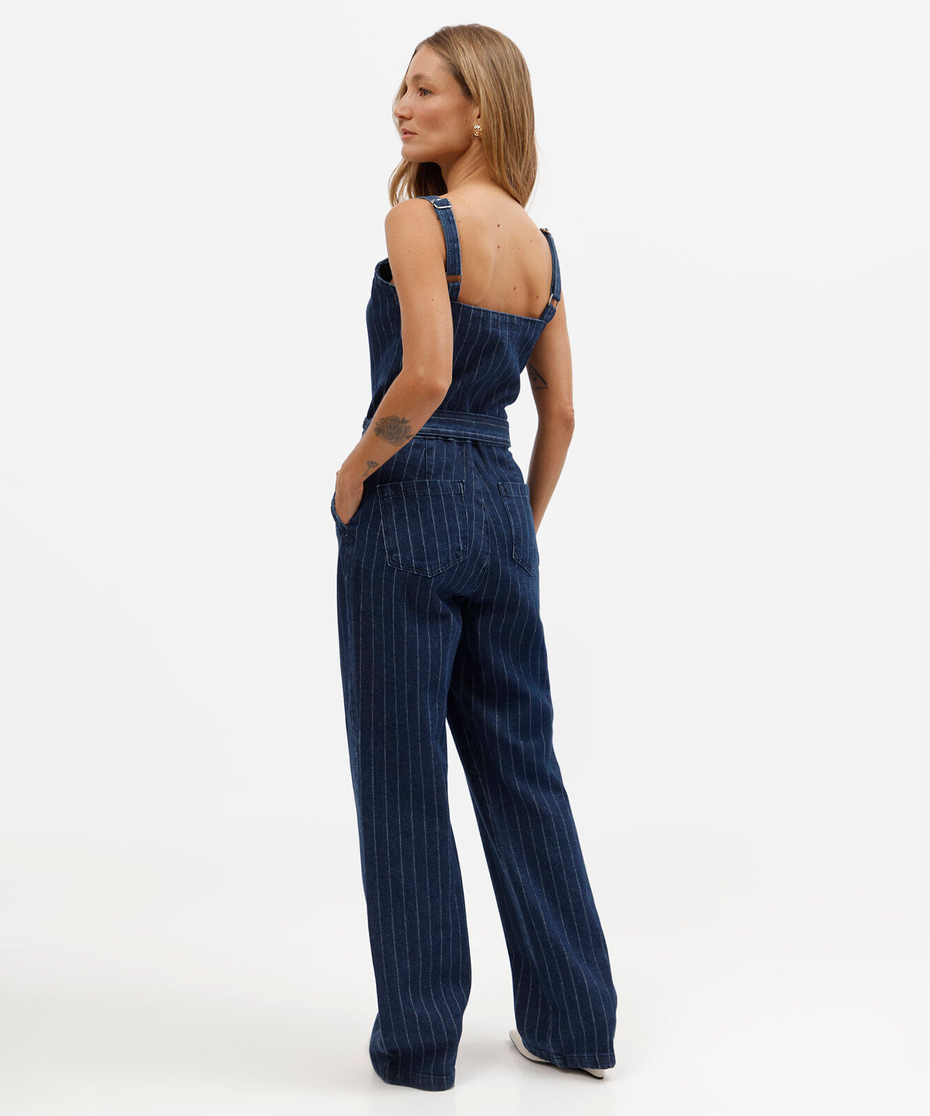 macacão feminino jeans risca de giz com faixa azul