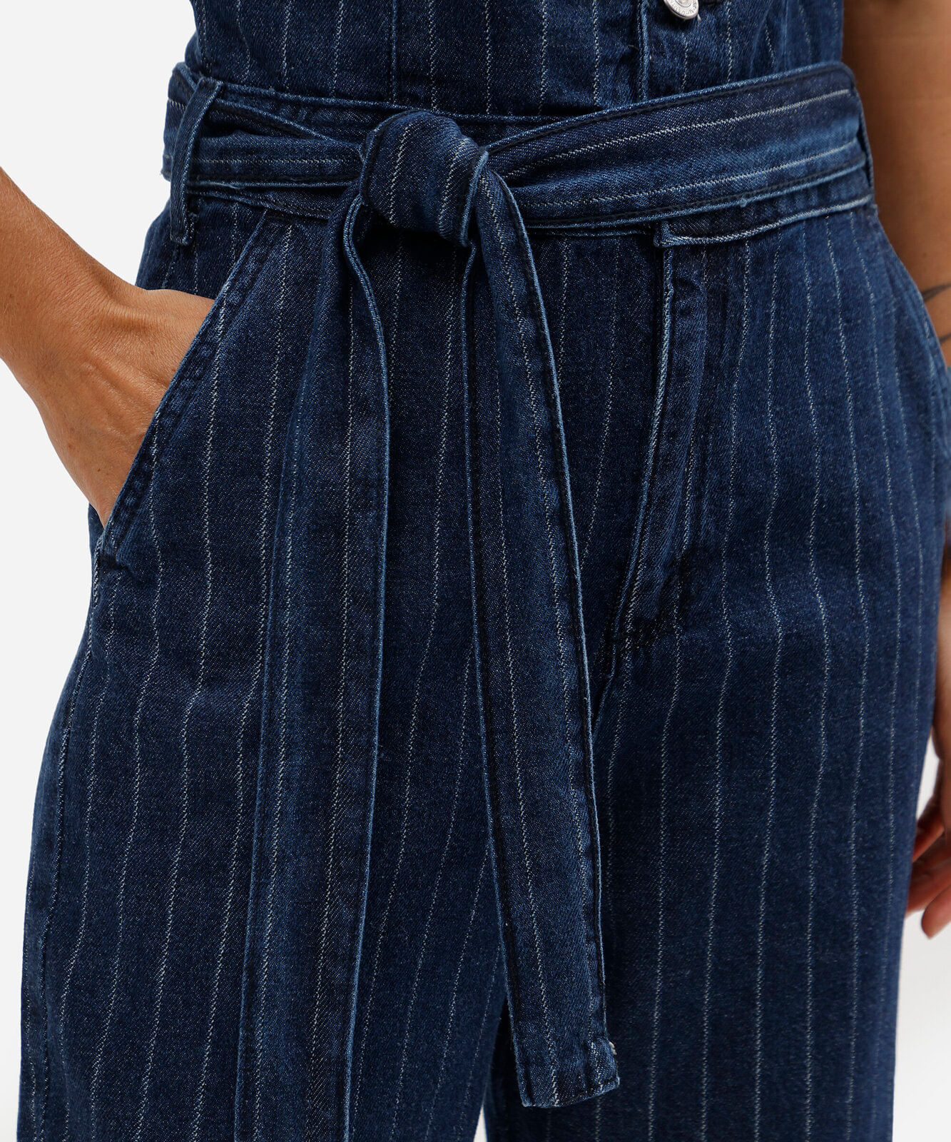 macacão feminino jeans risca de giz com faixa azul