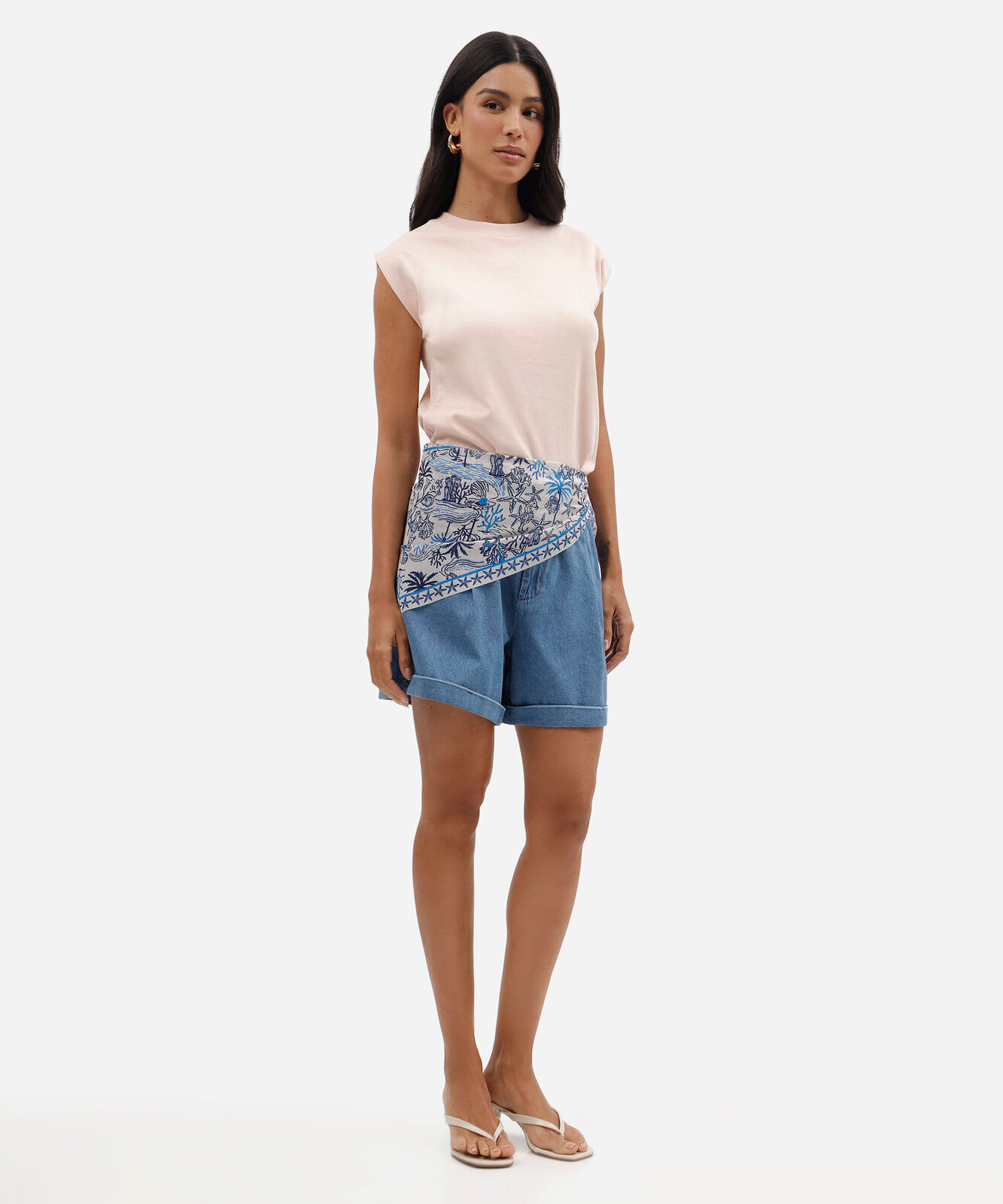 bermuda feminina jeans cintura alta com lenço azul