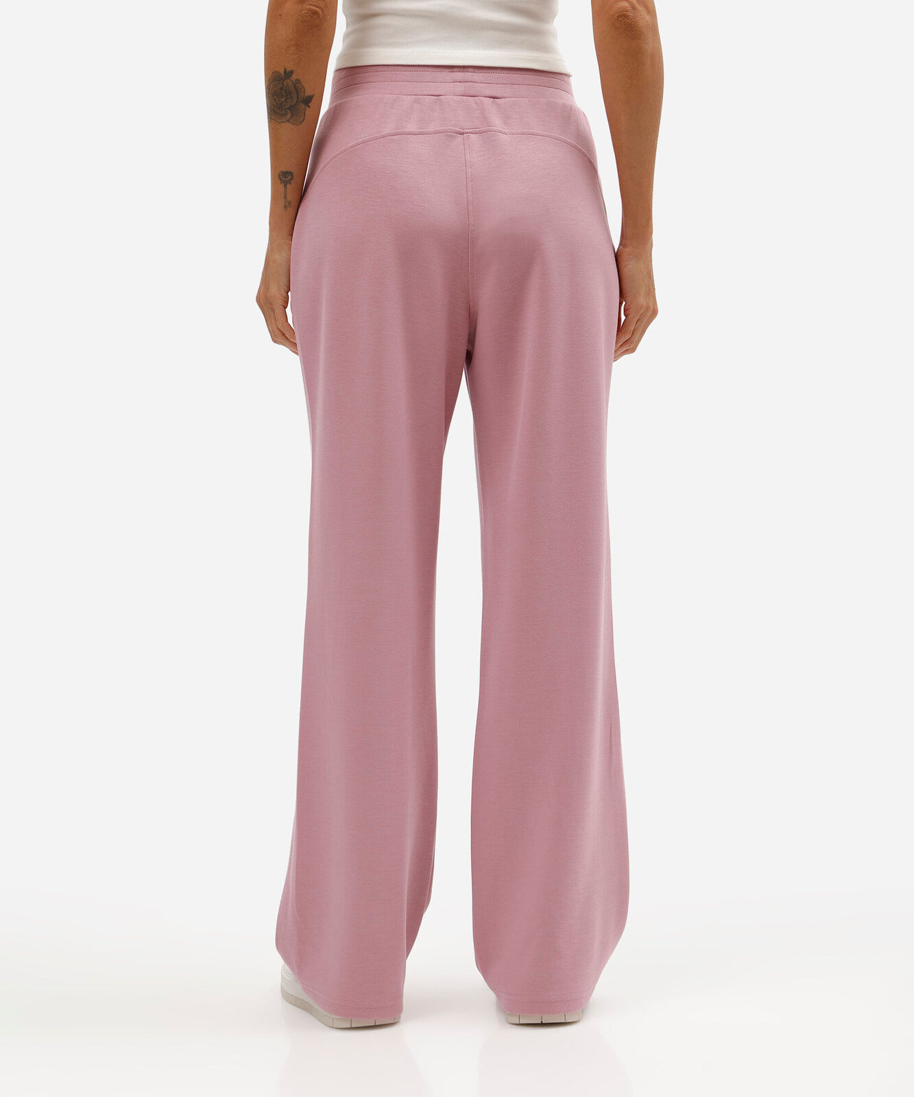 calça reta feminina com viscose e recortes cós elástico scuba básica rosa