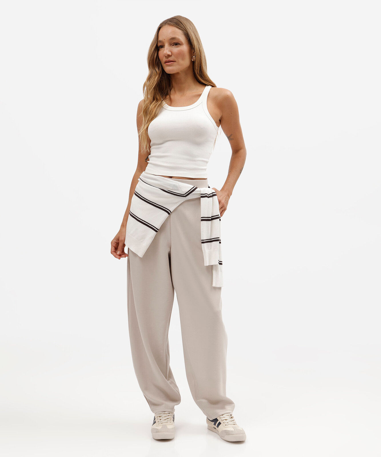 calça balloon feminina com viscose e pregas scuba básica cinza claro