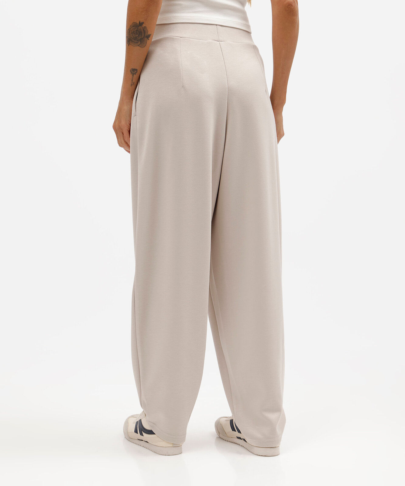 calça balloon feminina com viscose e pregas scuba básica cinza claro