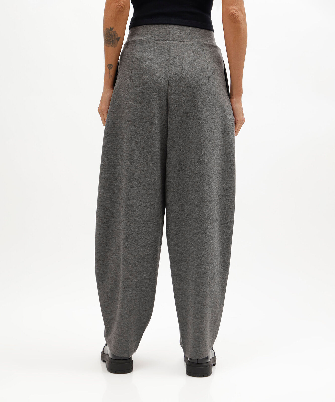 calça balloon feminina com viscose e pregas scuba básica cinza