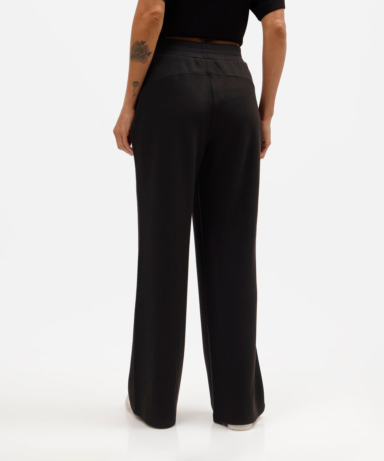 calça reta feminina com viscose e recortes cós elástico básica scuba preta