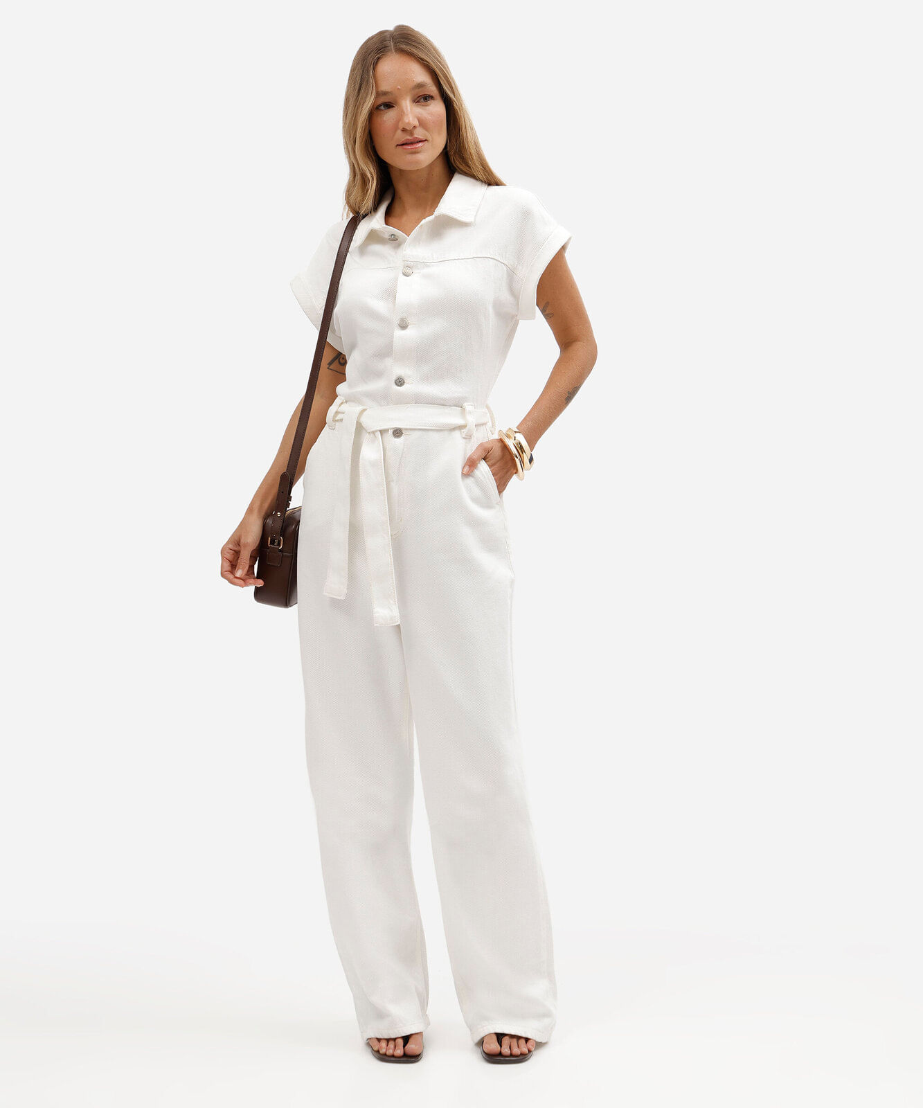 macacão feminino de sarja manga curta com faixa off white