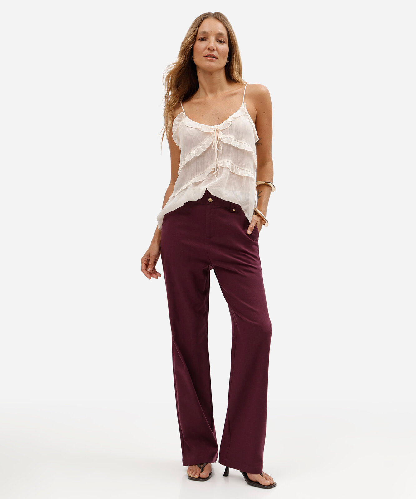blusa feminina alça fina com babados texturizada bege