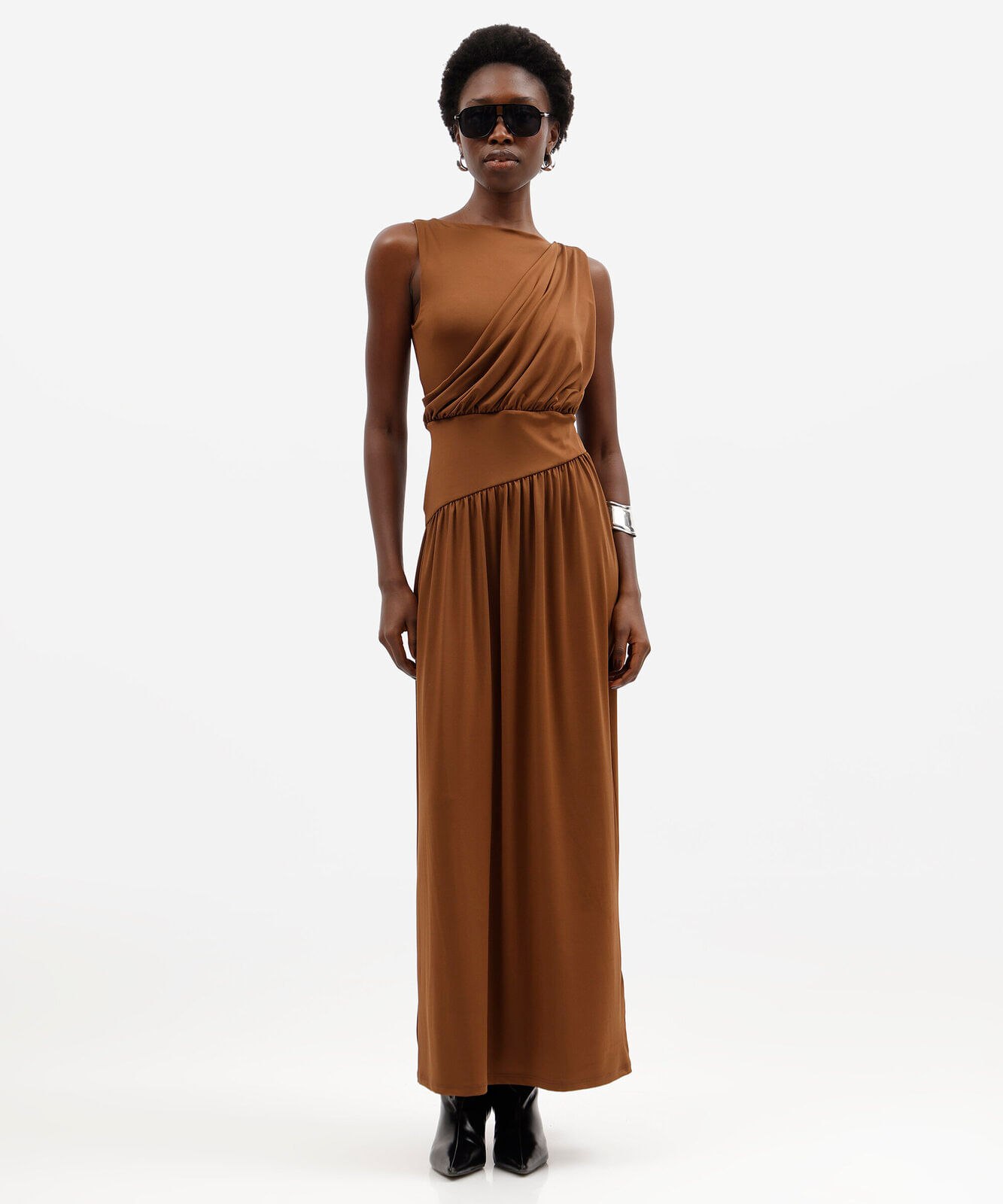 vestido longo feminino decote canoa franzido marrom