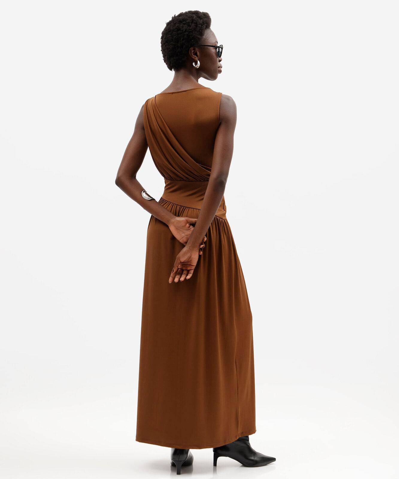 vestido longo feminino decote canoa franzido marrom