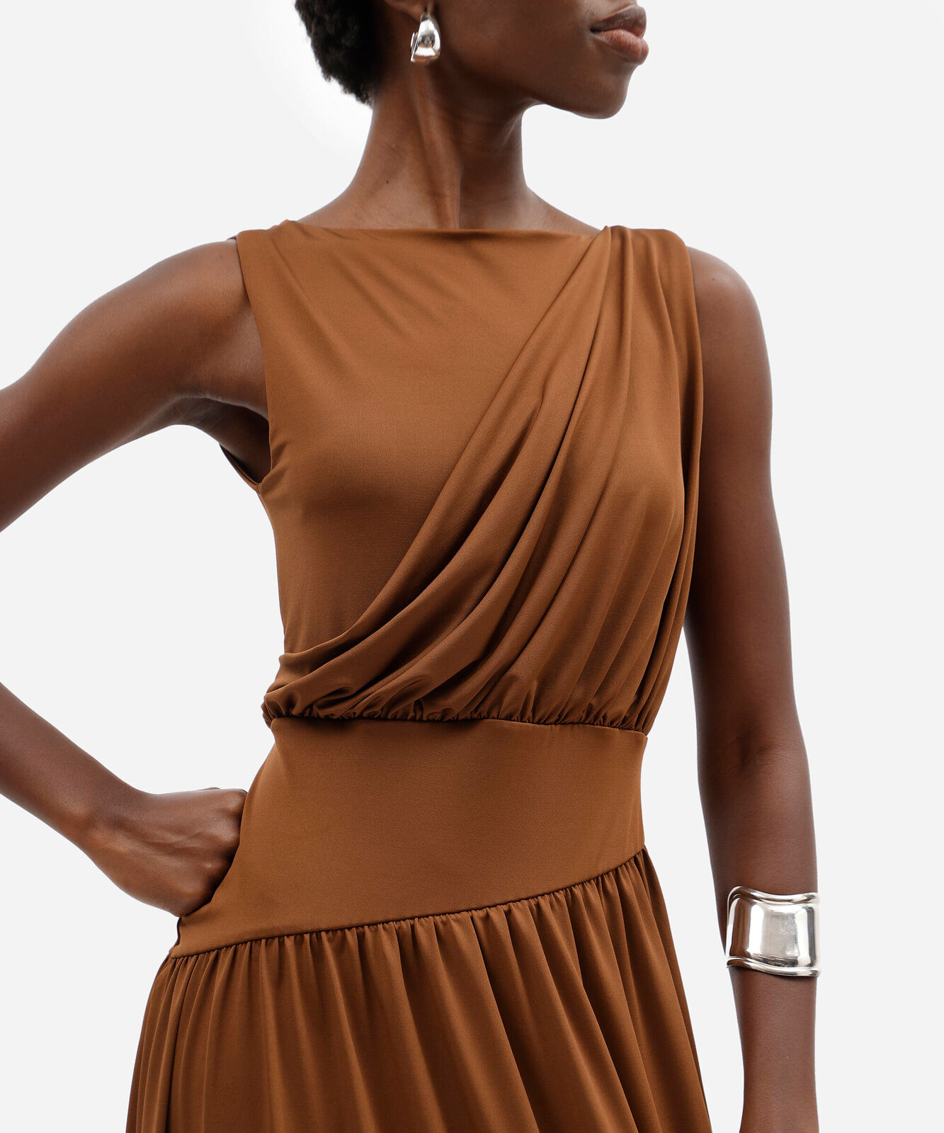 vestido longo feminino decote canoa franzido marrom