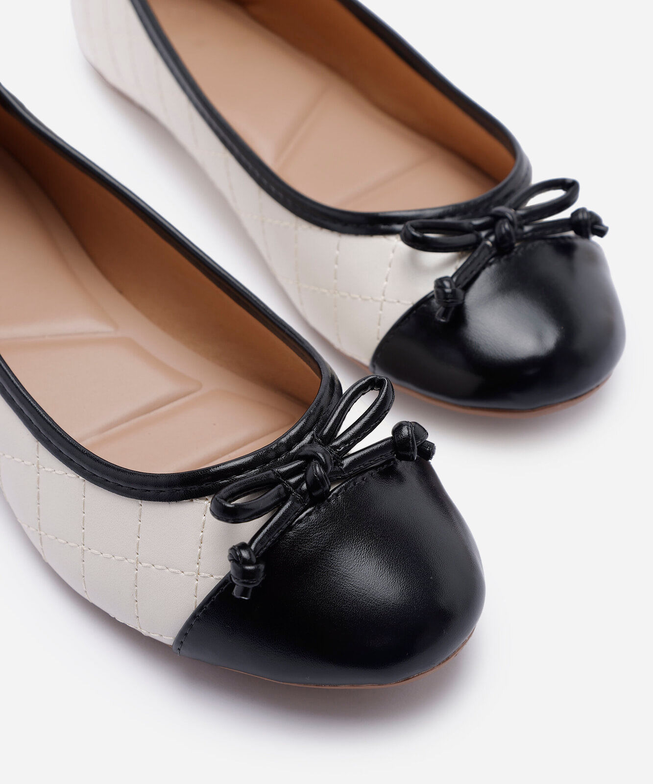 sapatilha feminina bico redondo com laço bicolor off white