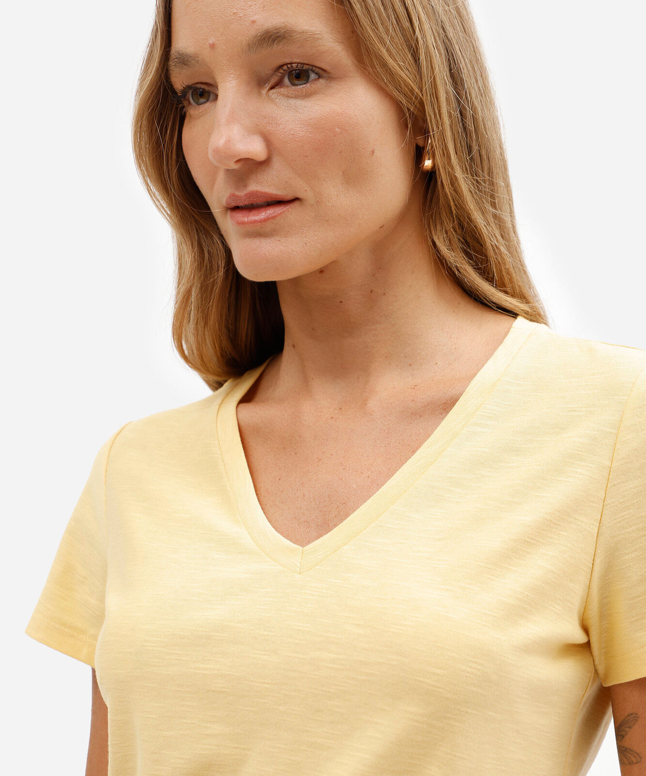 blusa básica feminina de algodão peruano manga curta decote v amarela