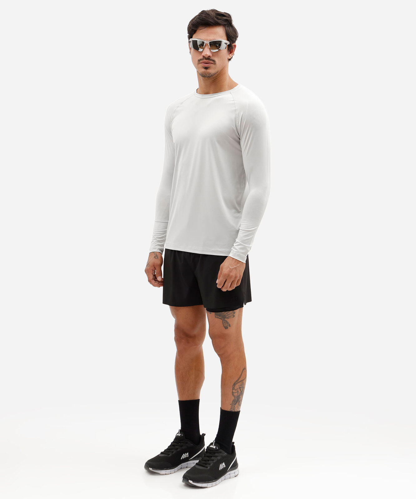 camiseta masculina esportiva manga longa com proteção uv cinza