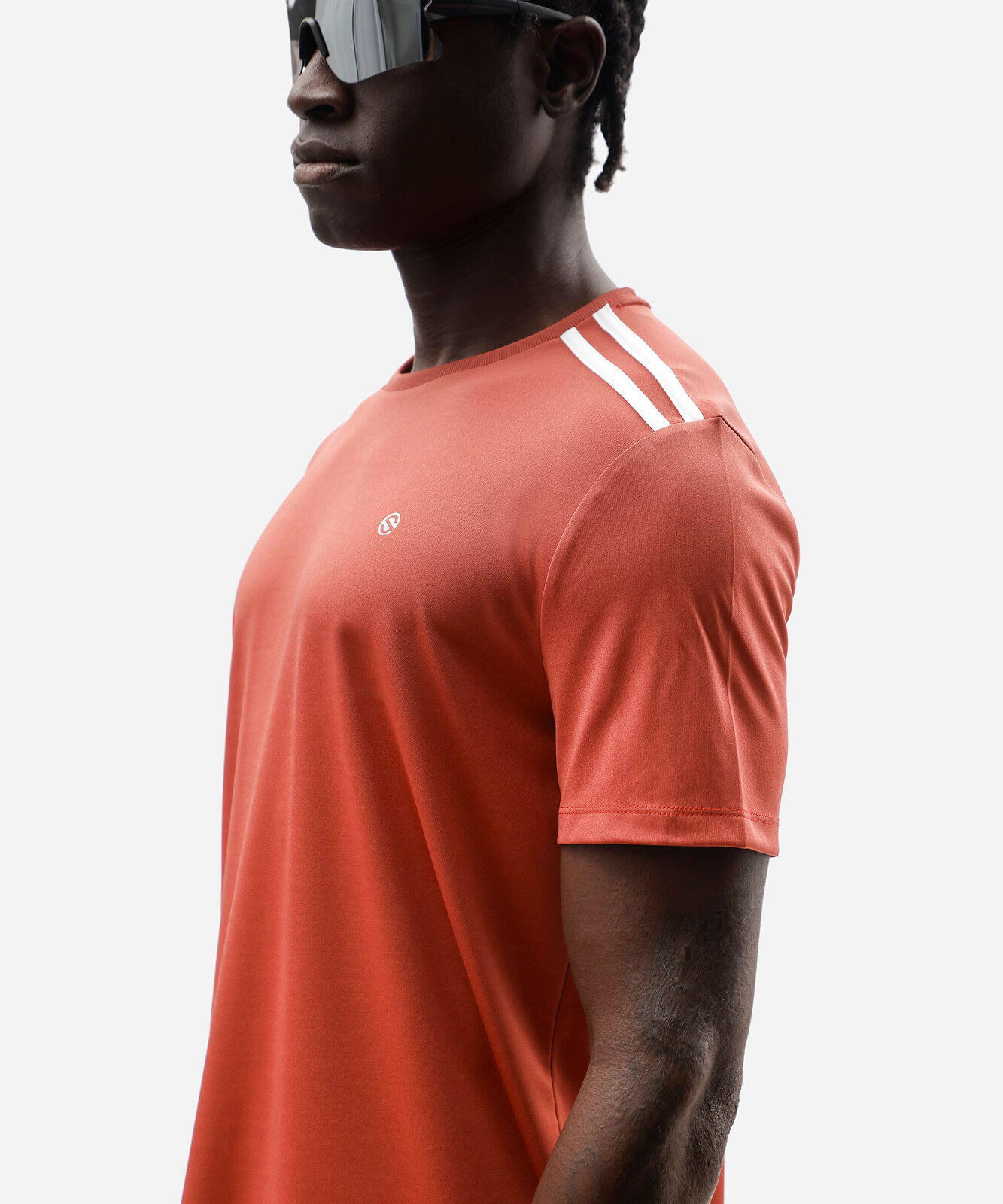 camiseta esportiva masculina com listras vermelha