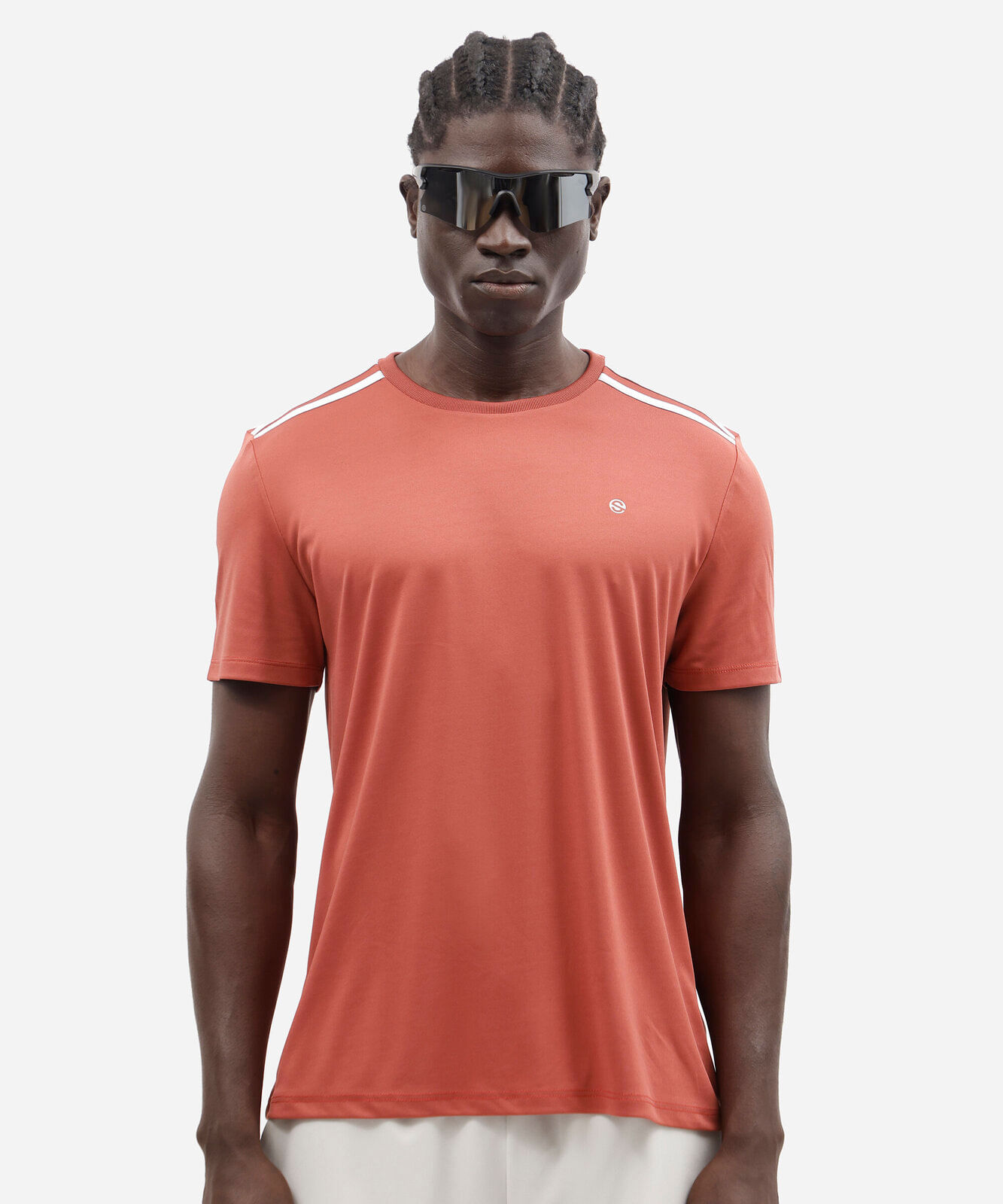 camiseta esportiva masculina com listras vermelha
