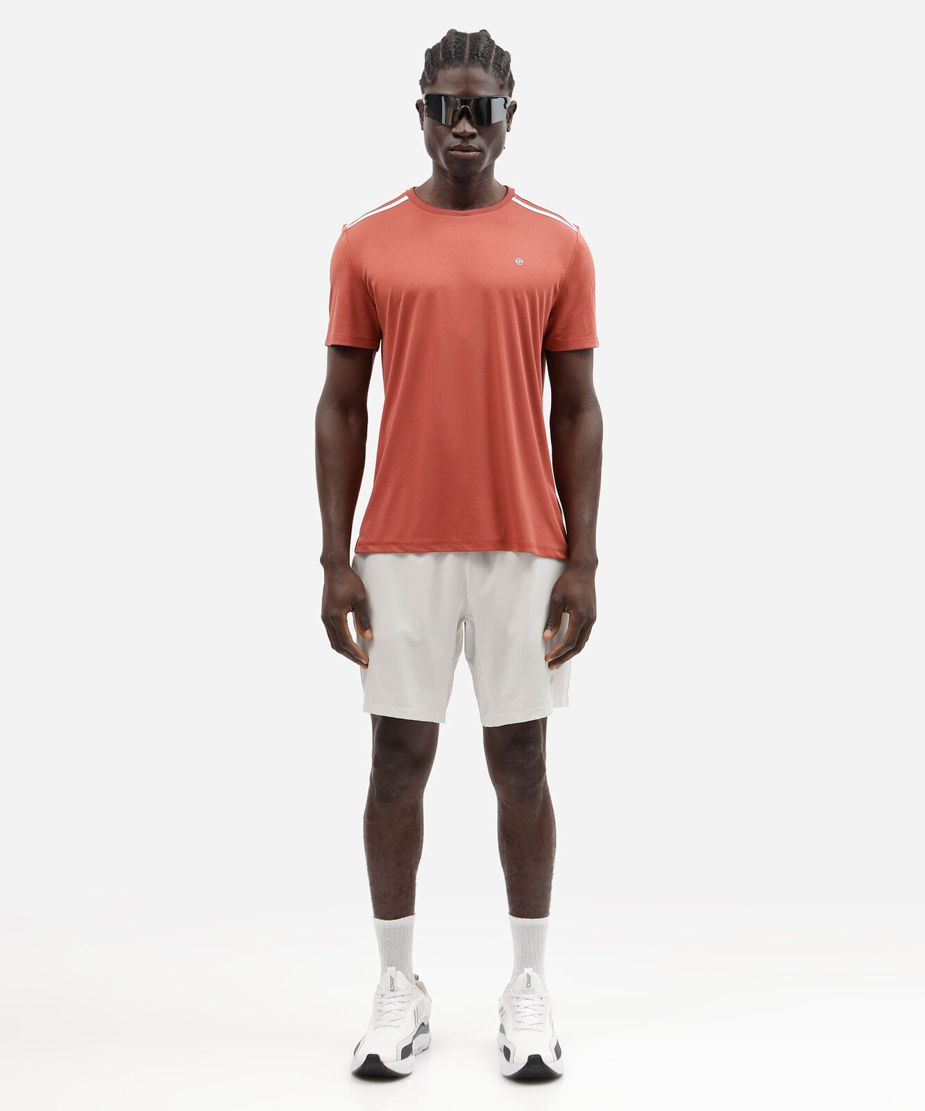 camiseta esportiva masculina com listras vermelha