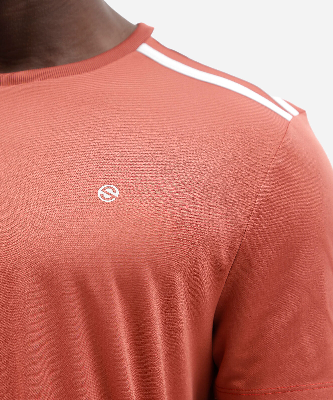 camiseta esportiva masculina com listras vermelha