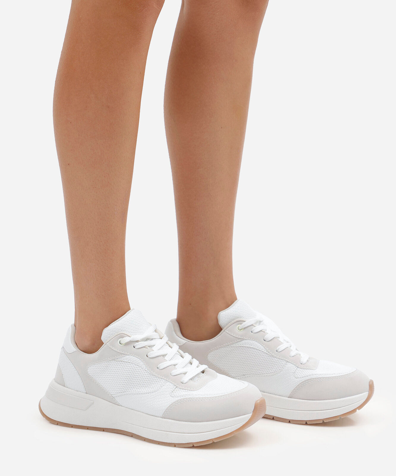 tênis jogging com recortes branco