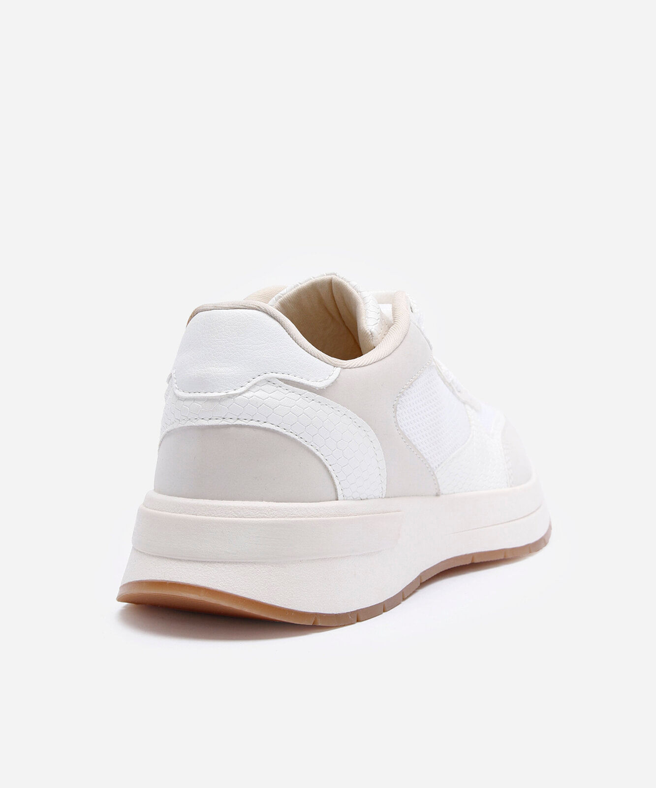 tênis jogging com recortes branco