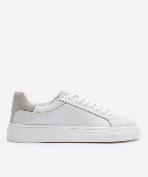 tênis casual com recorte branco