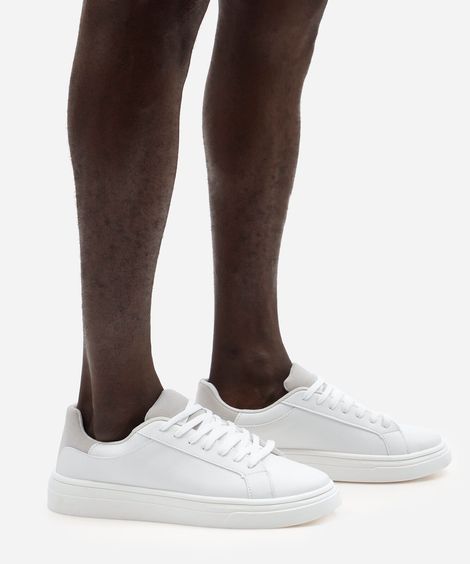 tênis casual com recorte branco