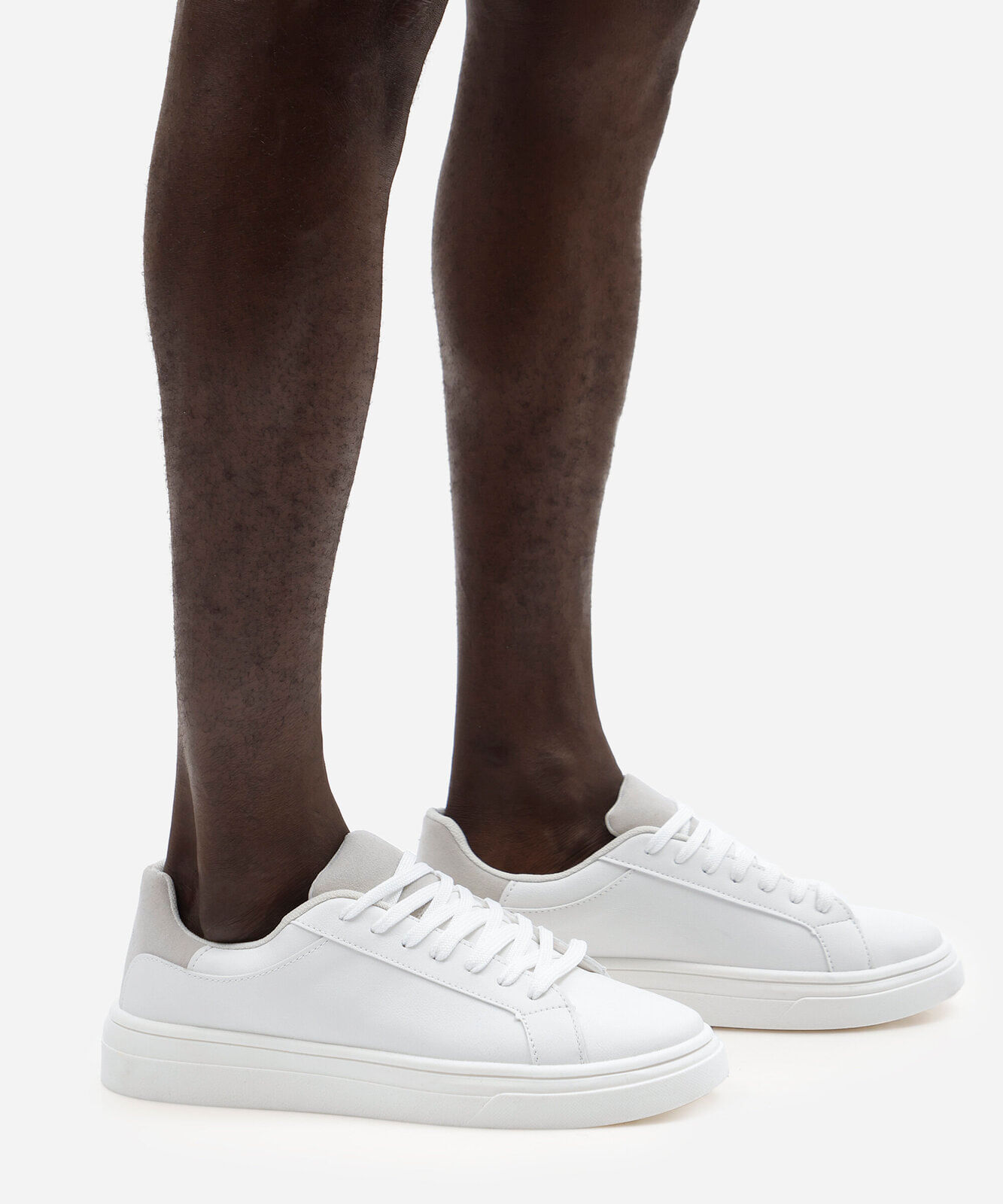 tênis casual com recorte branco