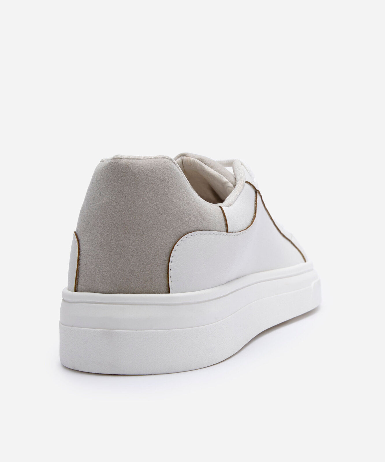 tênis casual com recorte branco