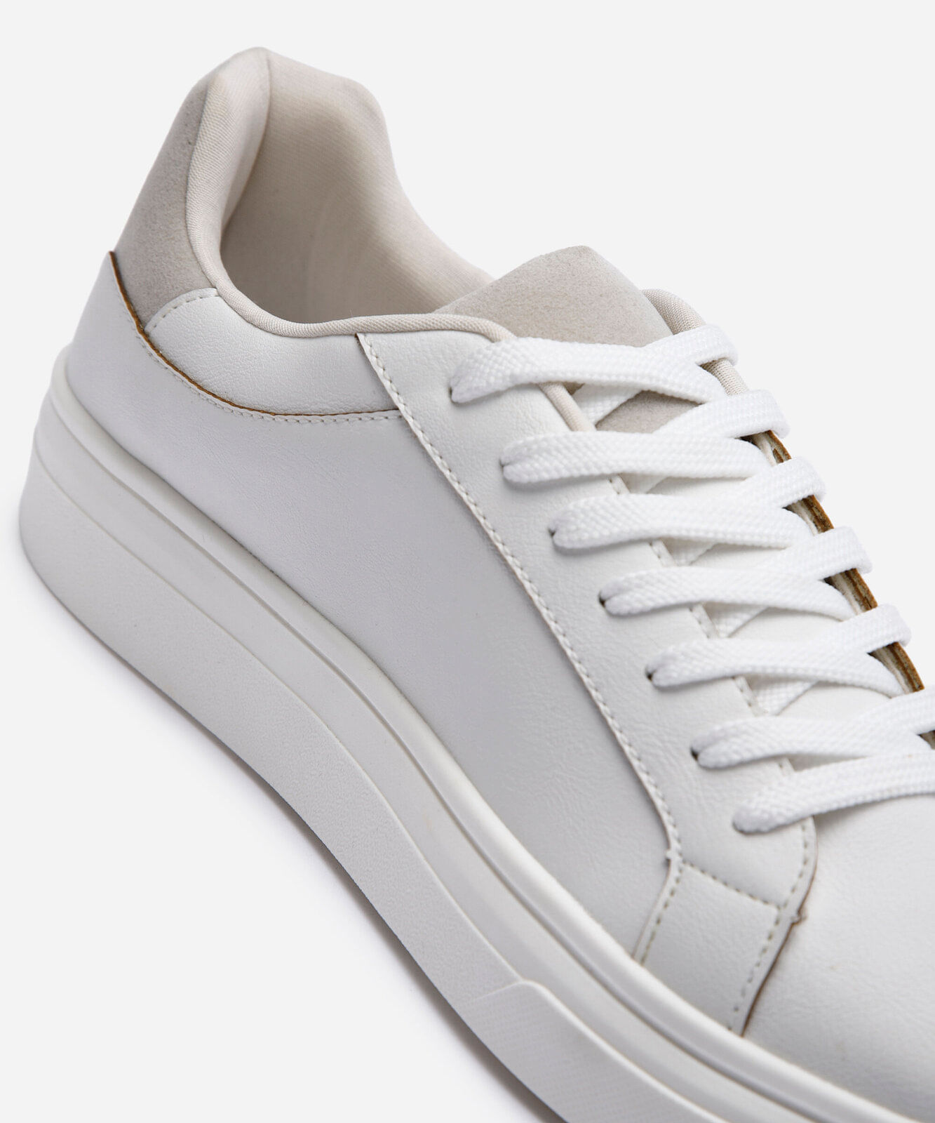 tênis casual com recorte branco