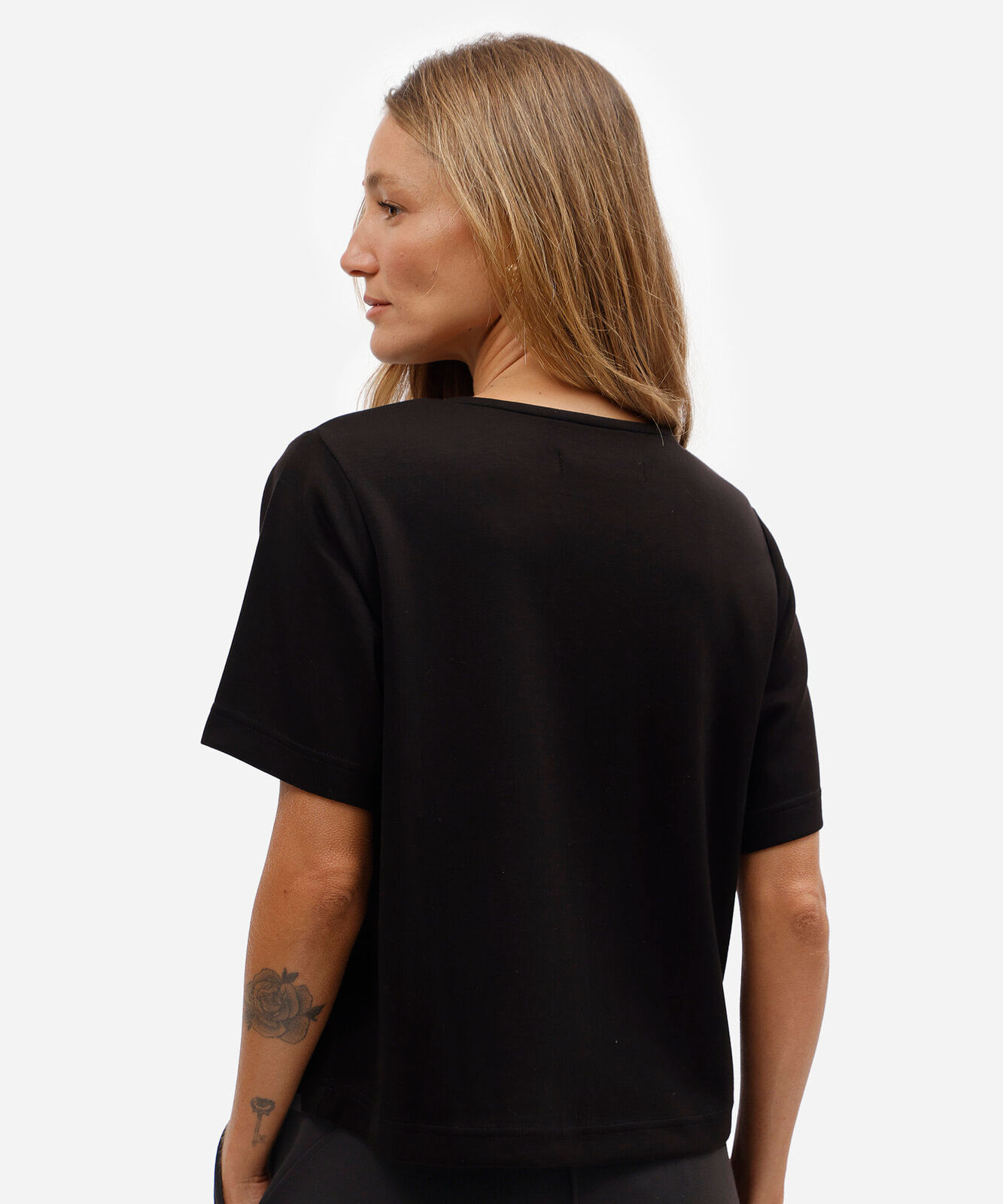 blusa feminina com viscose manga curta scuba básica preta